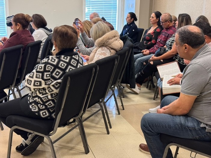 Congregación reunida durante un servicio del Ministerio Hispano